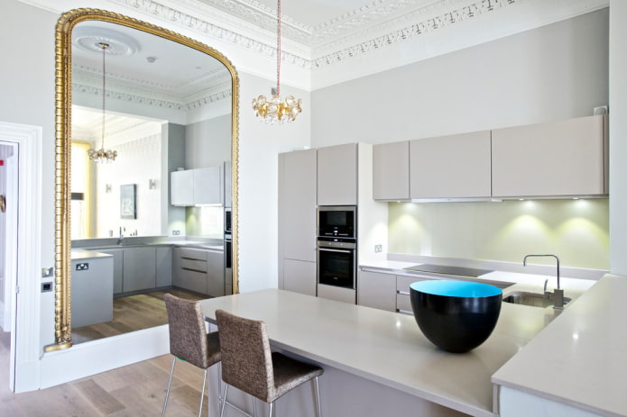 grande specchio all'interno della cucina