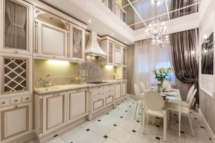 specchio sul soffitto all'interno della cucina
