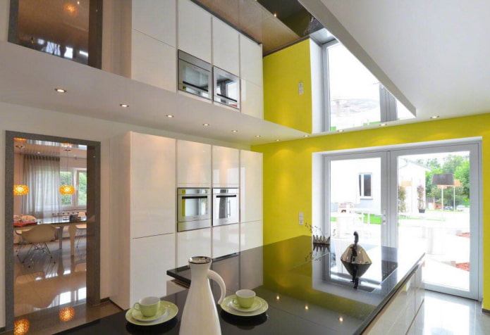 specchio sul soffitto nell'interno della cucina