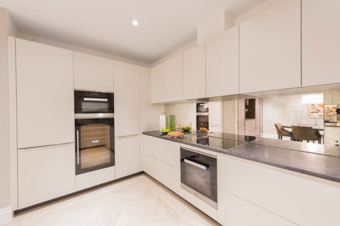 grembiule a specchio nell'interno della cucina