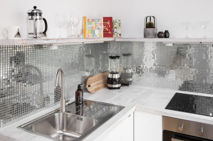 mosaico a specchio nell'interno della cucina