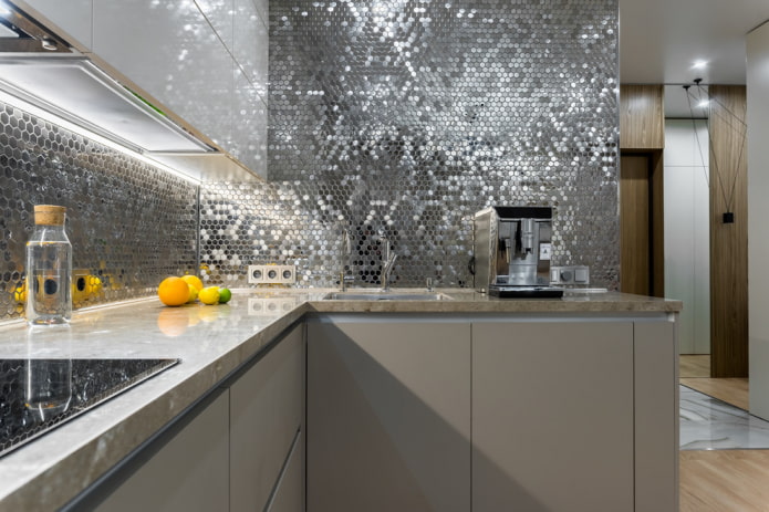 mosaico a specchio nell'interno della cucina