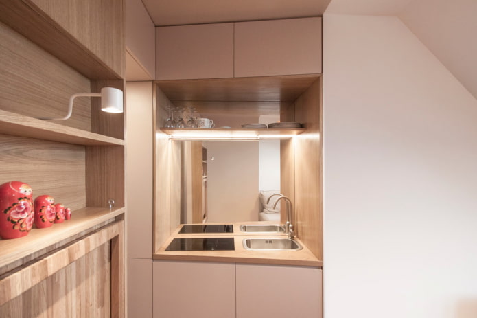 specchio integrato nei mobili nell'interno della cucina
