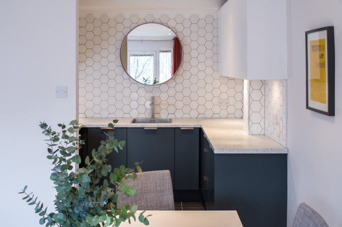 specchio rotondo all'interno della cucina