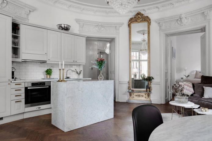 specchio nell'interno della cucina in stile classico