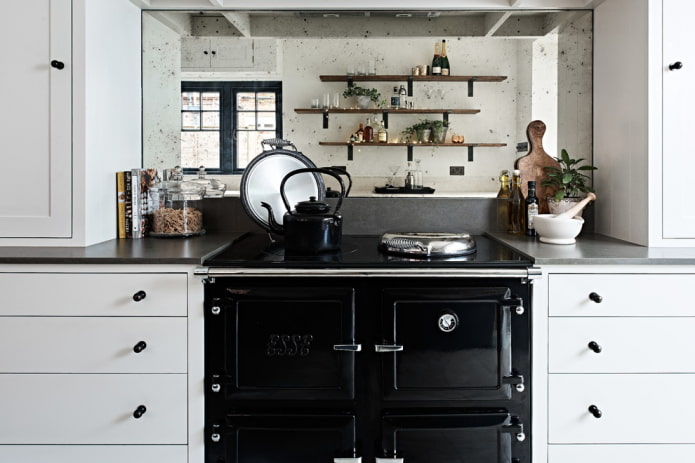 specchio sopra i fornelli nell'interno della cucina