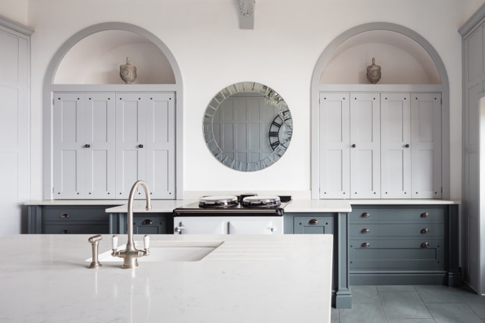 specchio all'interno della cucina
