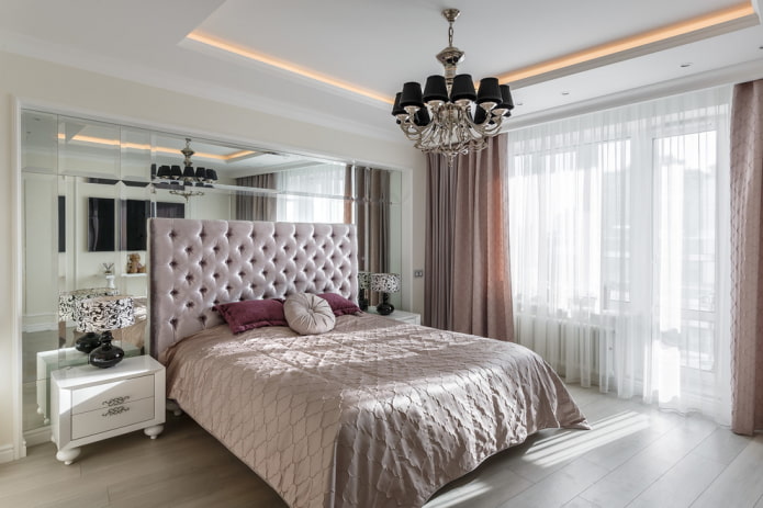 specchio bisellato all'interno della camera da letto