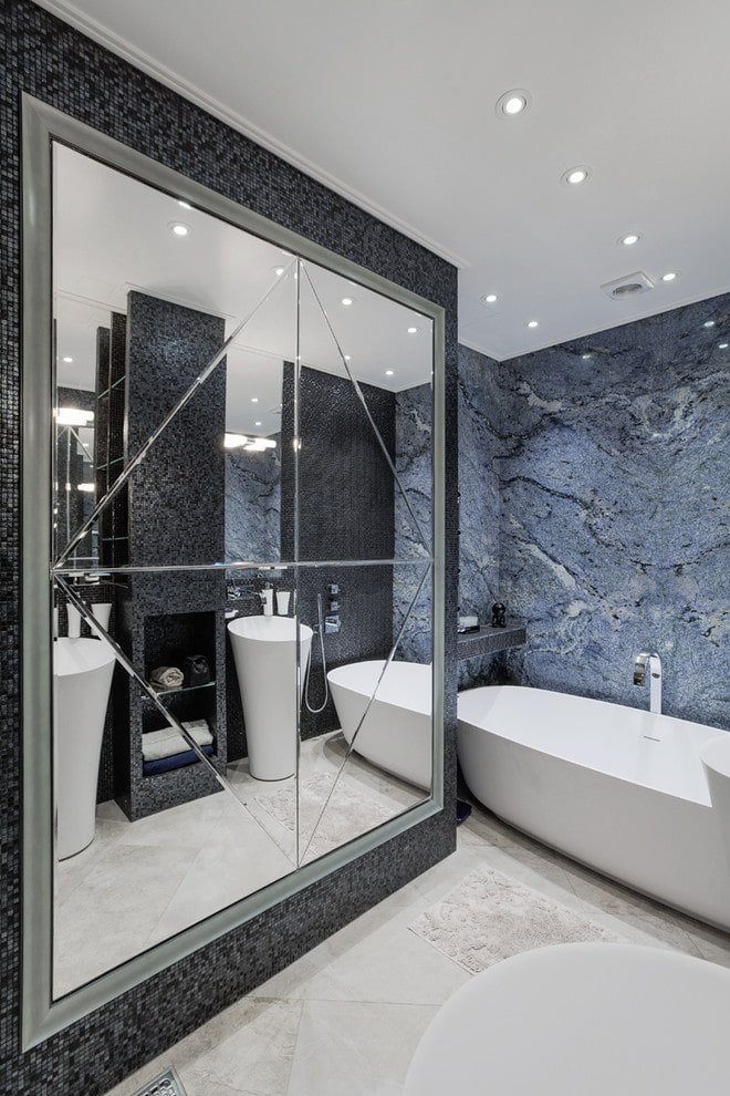 specchio bisellato nell'interno del bagno