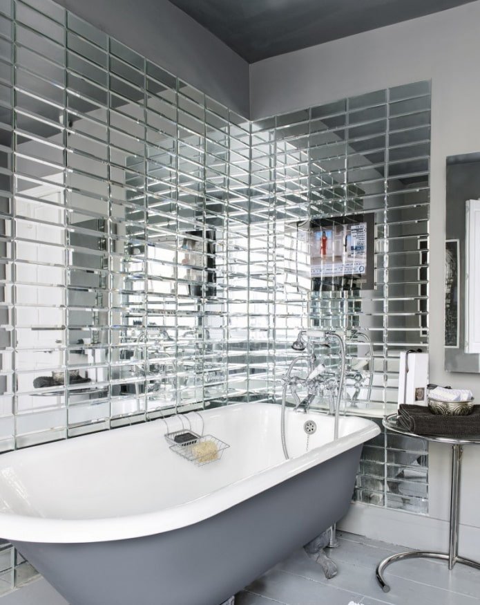 specchio bisellato nell'interno del bagno