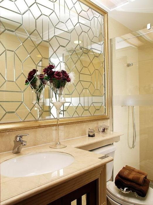 specchio bisellato con figure arbitrarie all'interno