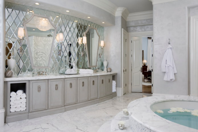 specchio bisellato nell'interno del bagno
