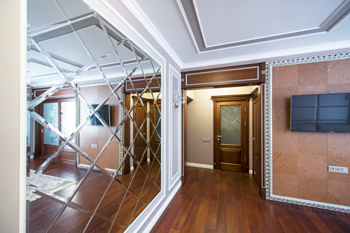 grande specchio bisellato all'interno