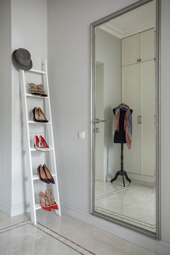 porta a specchio nell'interno 