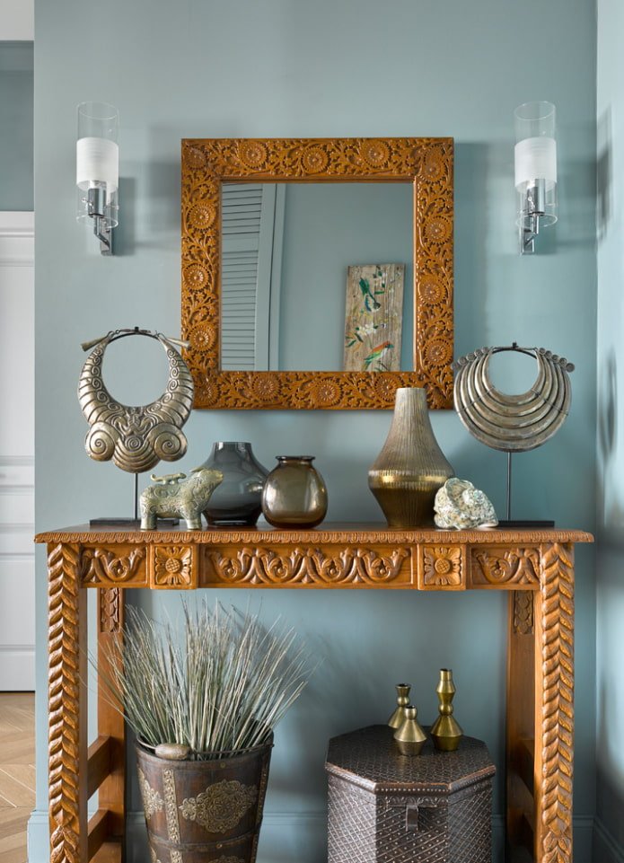 specchio con cornice di legno per interni
