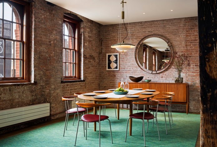 specchio in sala da pranzo in stile loft