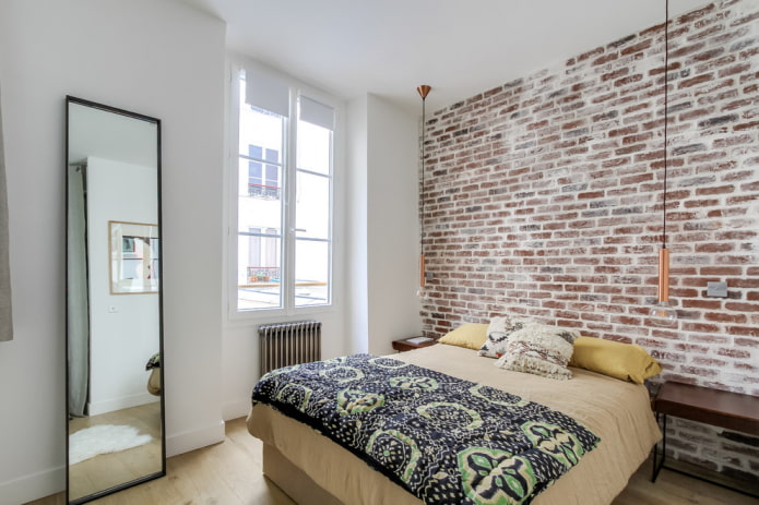 specchio in camera da letto in stile loft