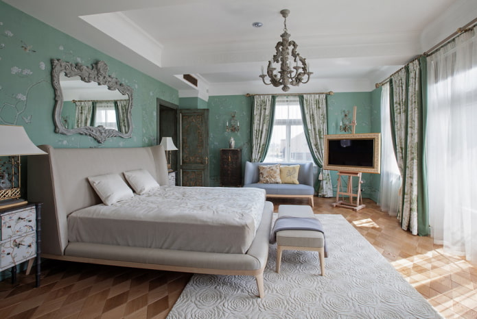 specchio in una camera da letto in stile classico