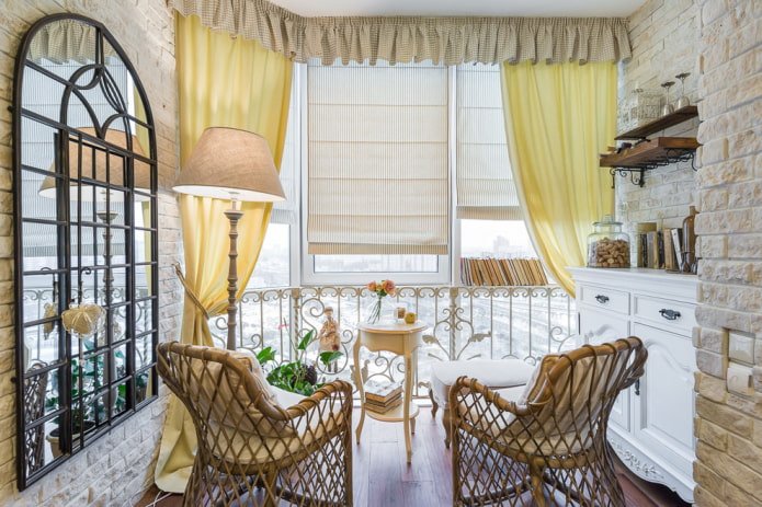 specchio sul balcone in stile provenzale