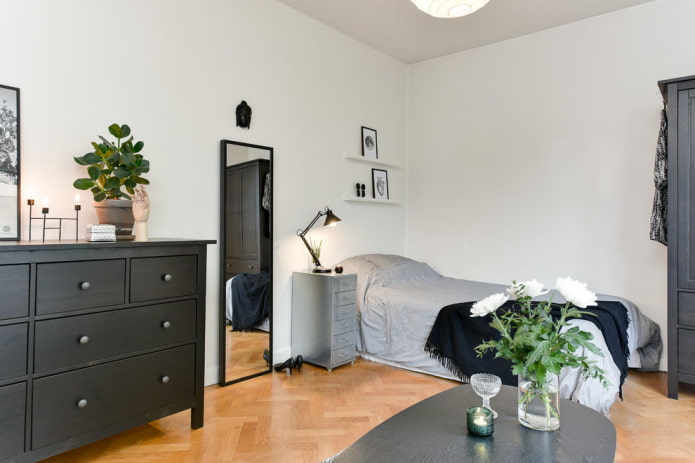 specchio in camera da letto in stile scandinavo