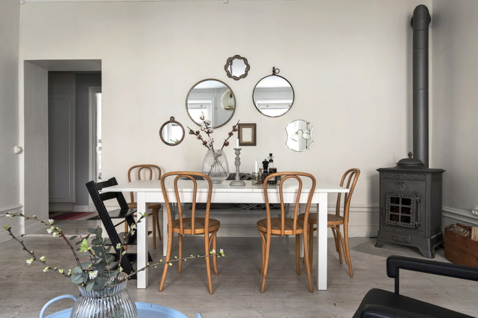 composizione di specchi sulla parete all'interno della sala da pranzo