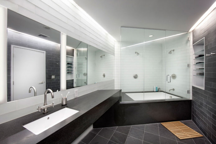 specchio in bagno in stile minimalismo