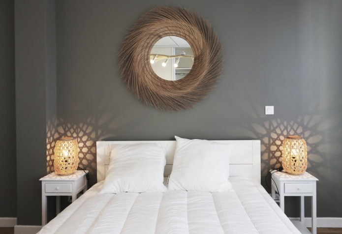 specchio con cornice decorativa in camera da letto