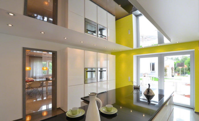 specchio sul soffitto nell'interno della cucina