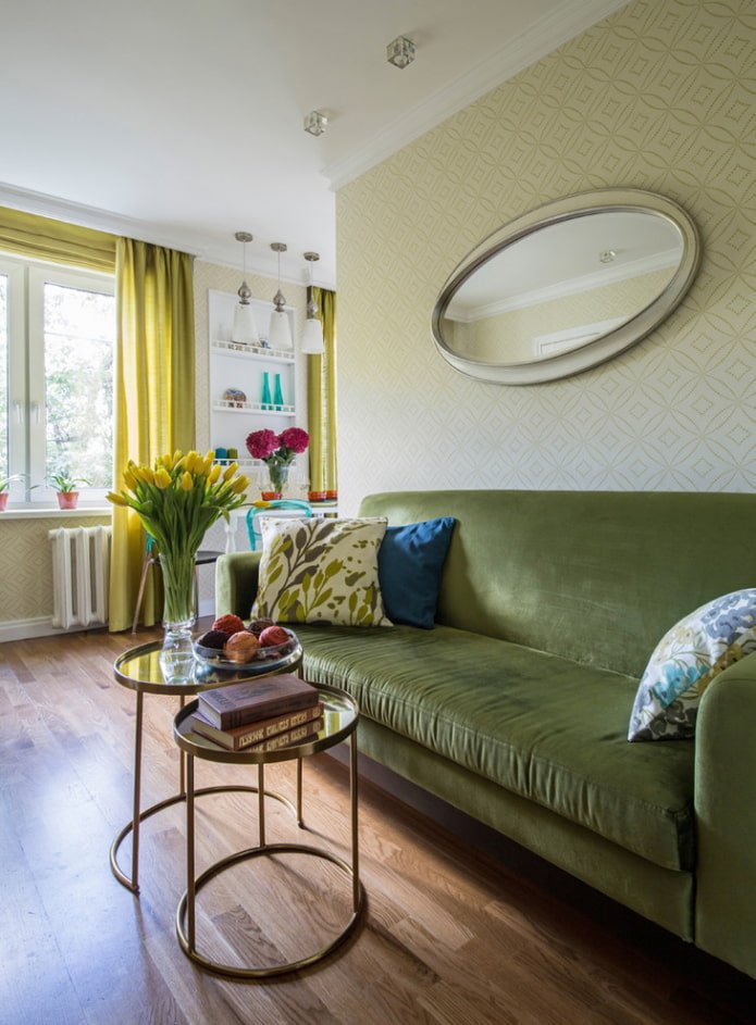 specchio ovale all'interno