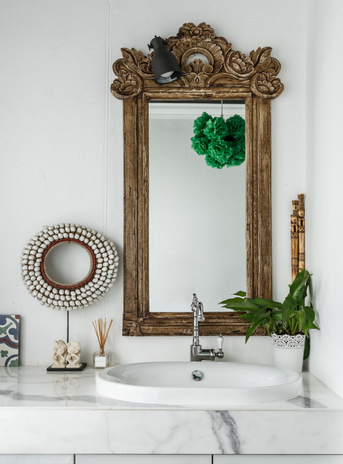 specchio con cornice di legno per interni