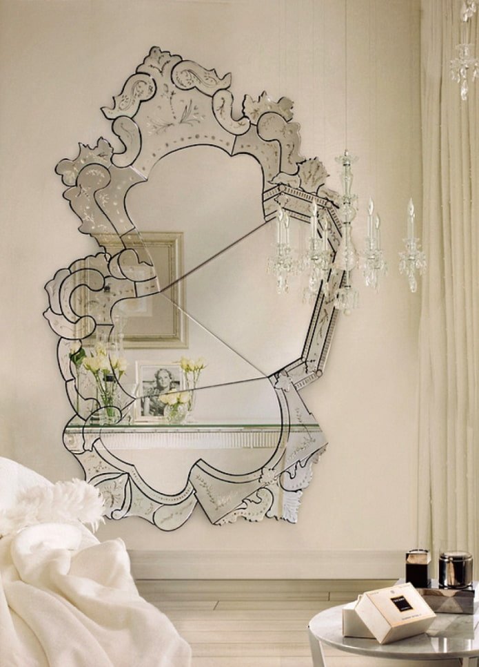 specchio decorato all'interno