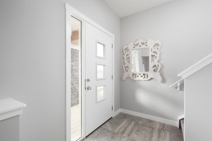 specchio con stucco all'interno del corridoio