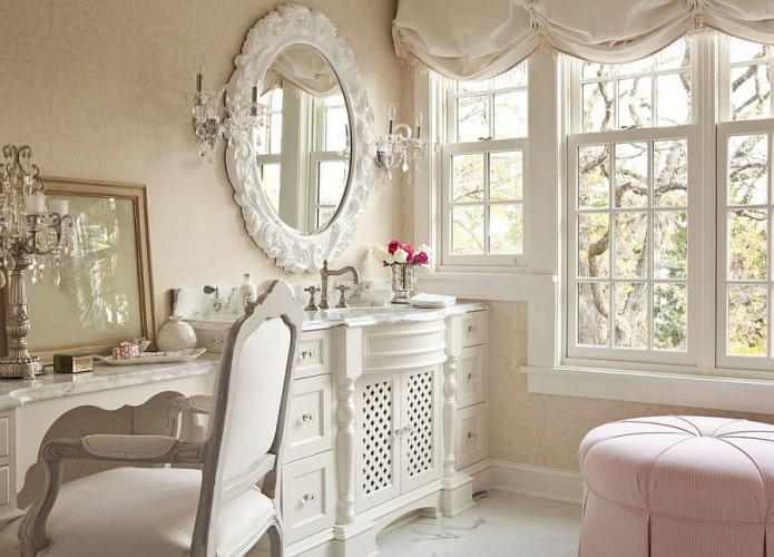 specchio ovale all'interno del bagno