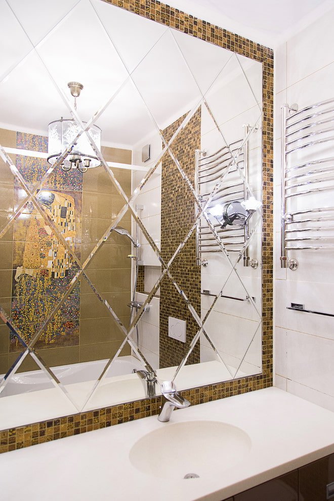 specchio con incisione a diamante all'interno