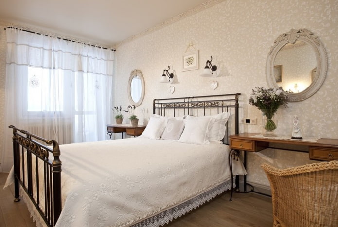 specchi nella camera da letto in stile provenzale