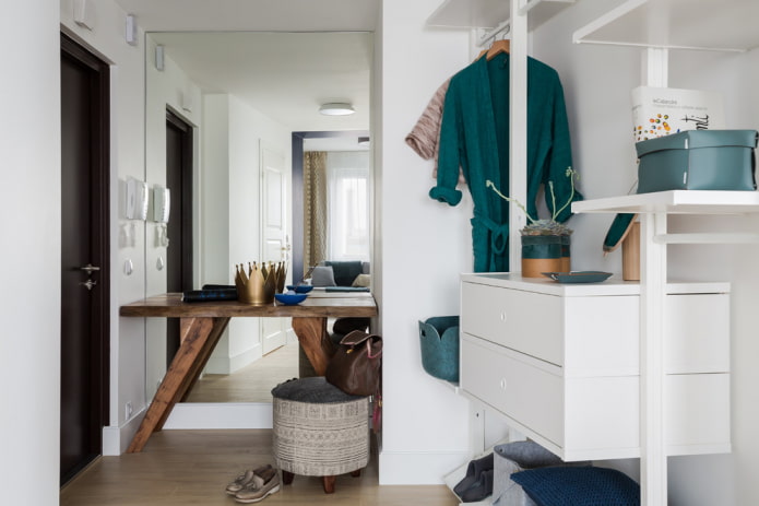 specchio vicino alla porta nell'interno del corridoio