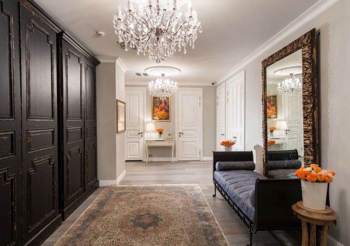 specchio all'interno del corridoio in stile classico