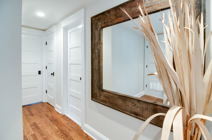 specchio con cornice a baguette all'interno del corridoio