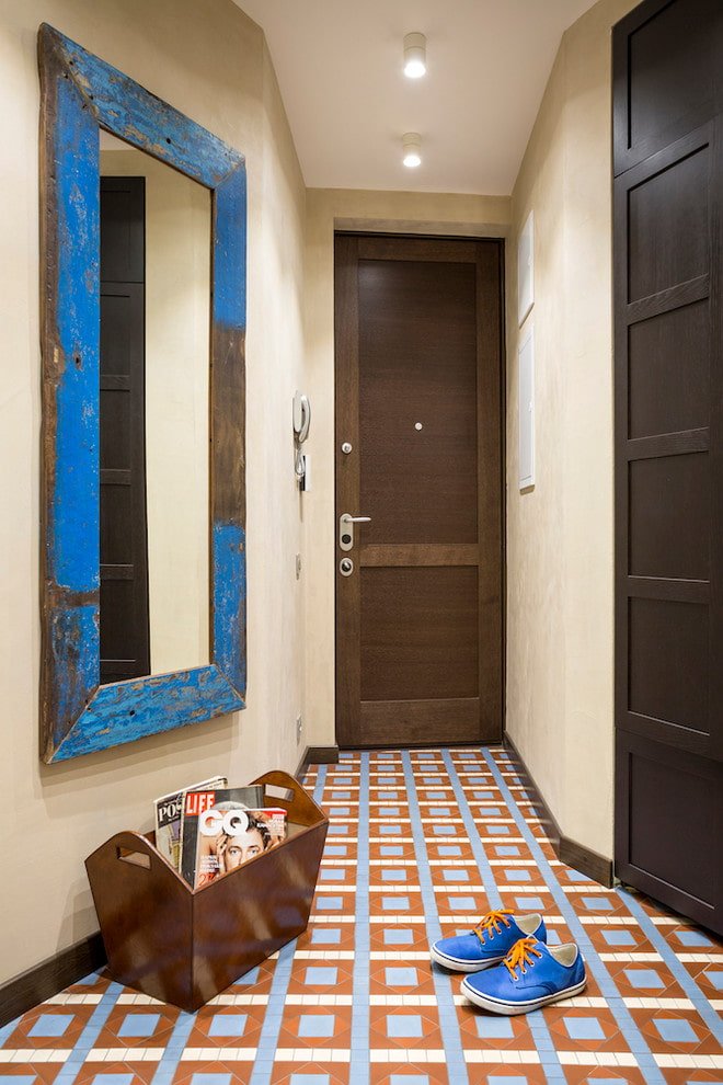 specchio rettangolare all'interno del corridoio