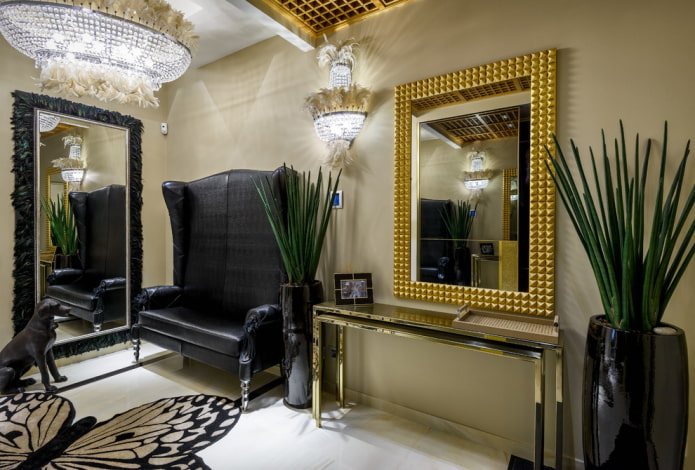 specchio con cornice dorata all'interno del corridoio