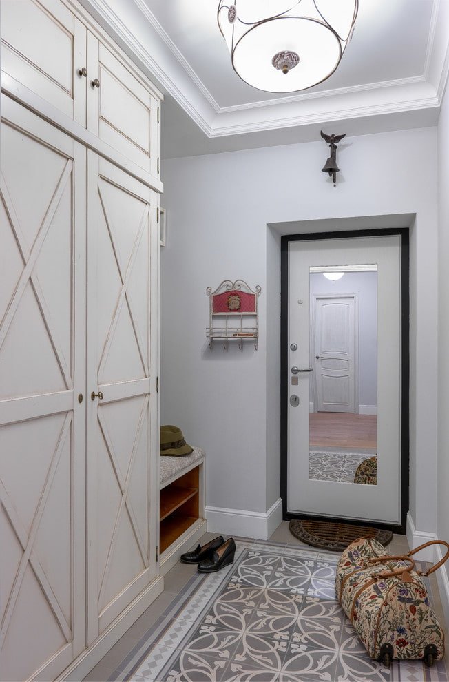 specchio sulla porta d'ingresso all'interno del corridoio