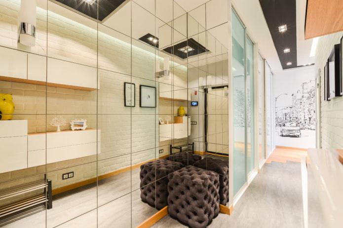 specchio all'interno del corridoio in stile moderno