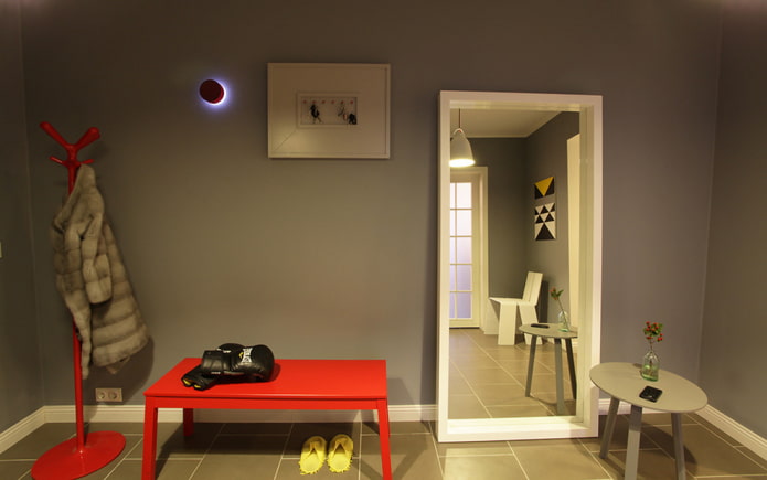 specchio da terra nell'interno del corridoio