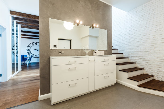 specchio con faretti all'interno del corridoio