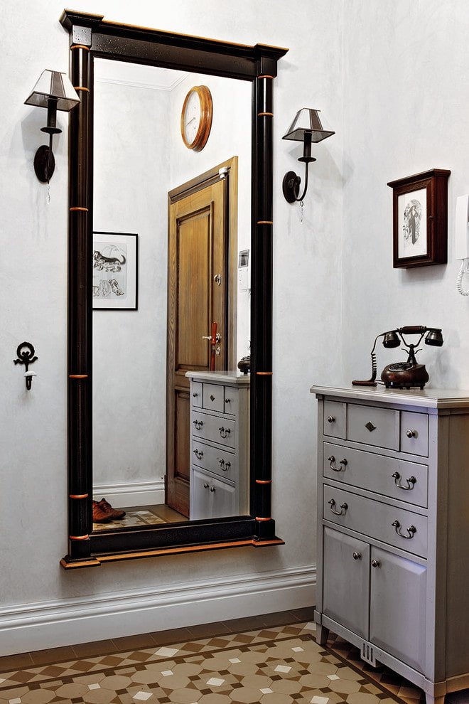 specchio con applique all'interno del corridoio