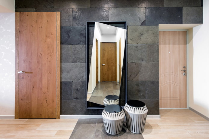 specchio all'interno del corridoio in stile moderno