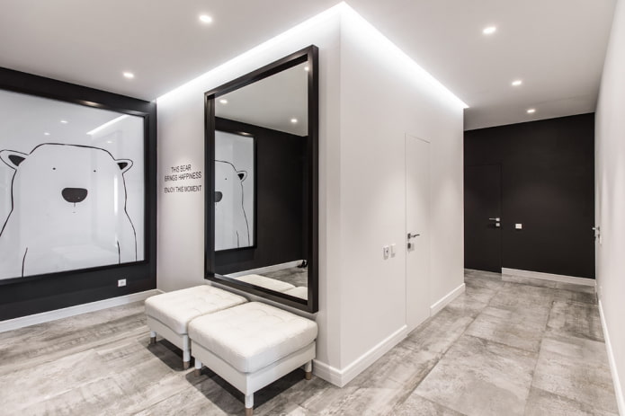 specchio con cornice nera all'interno del corridoio