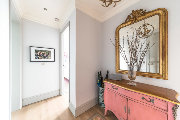 specchio con cornice a baguette all'interno del corridoio
