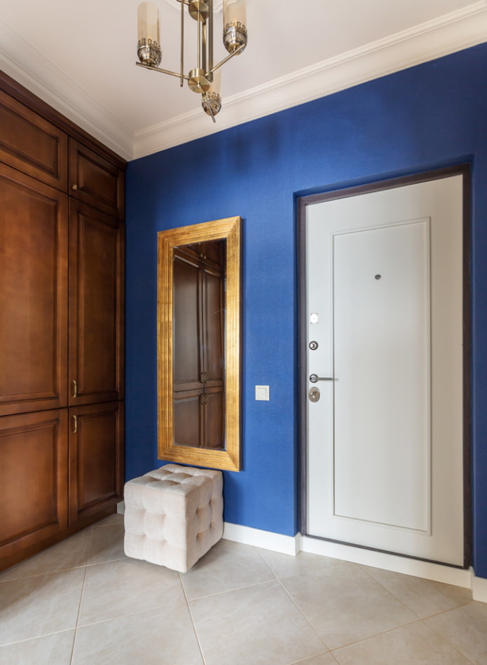 specchio rettangolare all'interno del corridoio
