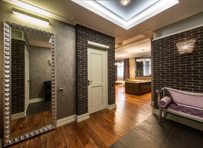 specchio con cornice argentata all'interno del corridoio